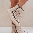 Laden Sie das Bild in den Galerie-Viewer, Schneeschuhe Model 203893 Step in style