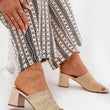 Laden Sie das Bild in den Galerie-Viewer, Pantoletten model 210782 Step in style