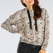 Laden Sie das Bild in den Galerie-Viewer,  Sweater model 149806 awama 
